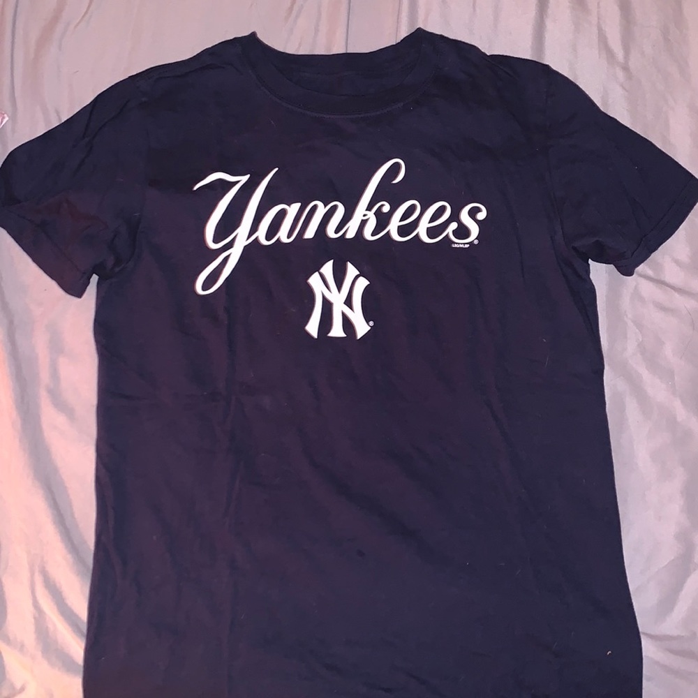 Women’s Yankees tee shirt